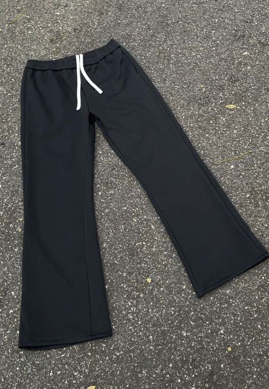 Unisex sportske hlače od pamuka s flecom iznutra, crne, slim-fit kroj, srednji pojas, vezanje šnrom, više džepova, zimska kolekcija