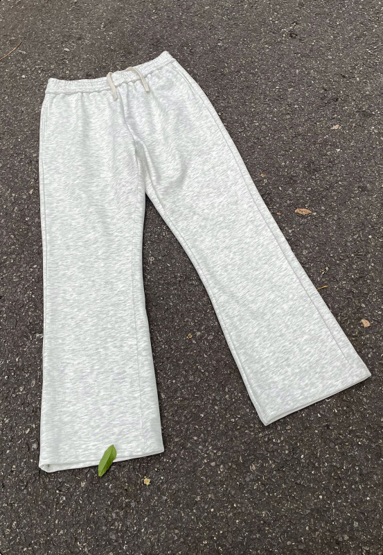 Unisex sportske hlače od pamuka s flecom iznutra, crne, slim-fit kroj, srednji pojas, vezanje šnrom, više džepova, zimska kolekcija
