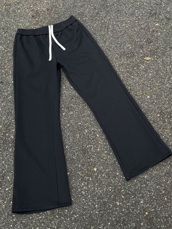 Unisex sportske hlače od pamuka s flecom iznutra, crne, slim-fit kroj, srednji pojas, vezanje šnrom, više džepova, zimska kolekcija
