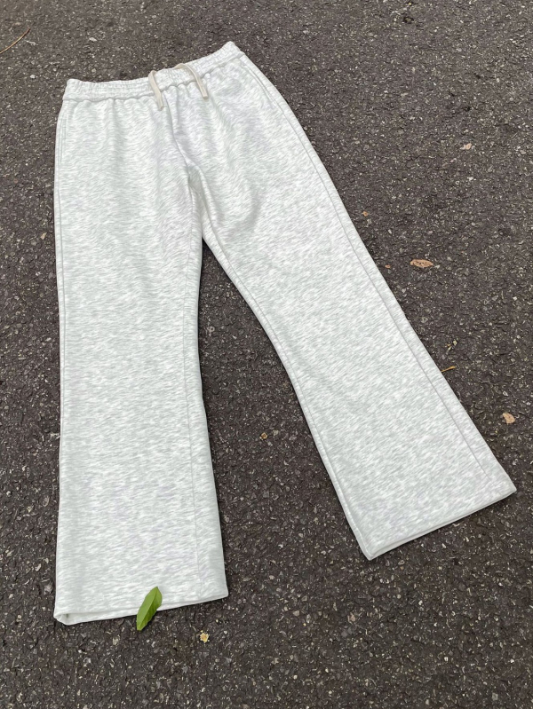 Unisex sportske hlače od pamuka s flecom iznutra, crne, slim-fit kroj, srednji pojas, vezanje šnrom, više džepova, zimska kolekcija