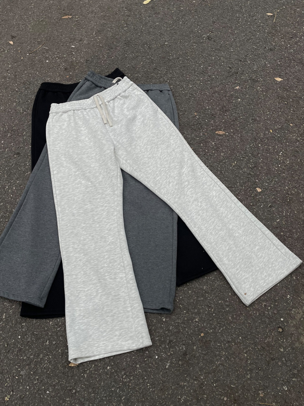 Unisex sportske hlače od pamuka s flecom iznutra, crne, slim-fit kroj, srednji pojas, vezanje šnrom, više džepova, zimska kolekcija