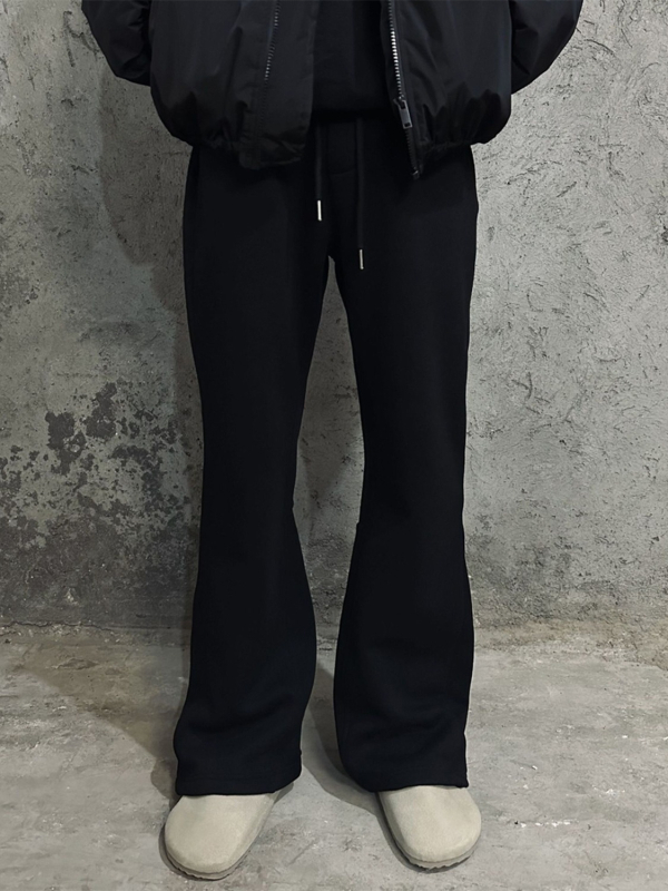 Unisex sportske hlače od pamuka s flecom iznutra, crne, slim-fit kroj, srednji pojas, vezanje šnrom, više džepova, zimska kolekcija