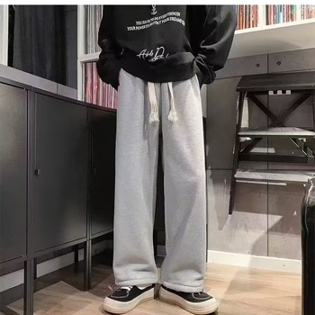 Muške zimske trenirke hlače s fleece podstavom, široke ravne nogavice, srednji pojas, remen, šnira za zatvaranje, poliesterska smjesa