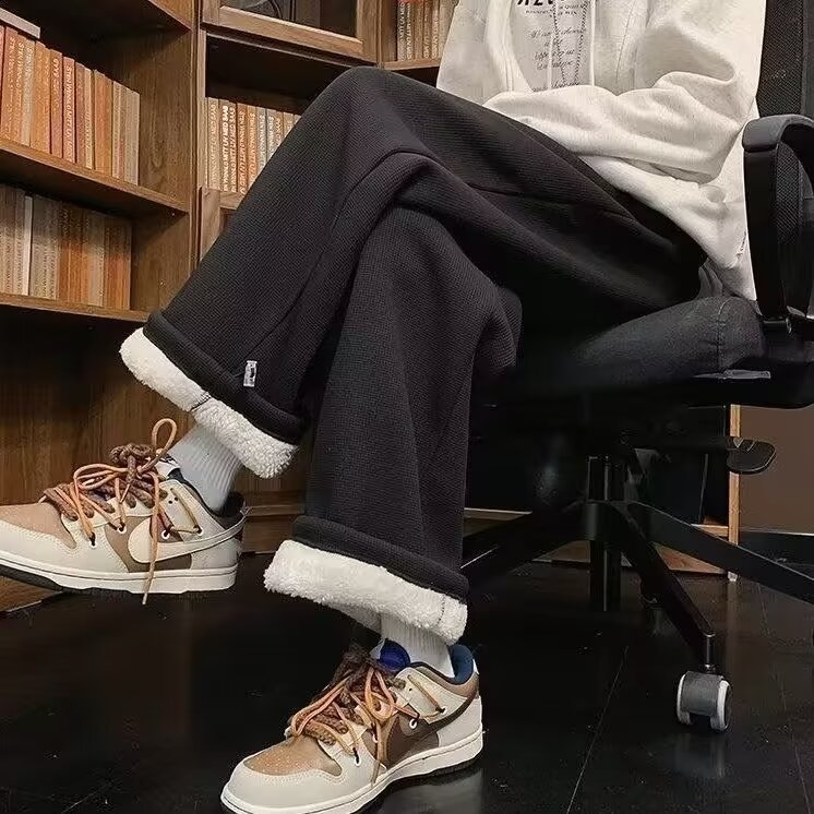 Muške zimske trenirke hlače s fleece podstavom, široke ravne nogavice, srednji pojas, remen, šnira za zatvaranje, poliesterska smjesa