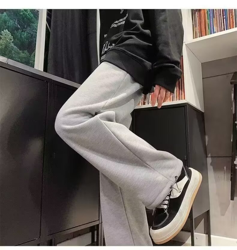 Muške zimske trenirke hlače s fleece podstavom, široke ravne nogavice, srednji pojas, remen, šnira za zatvaranje, poliesterska smjesa