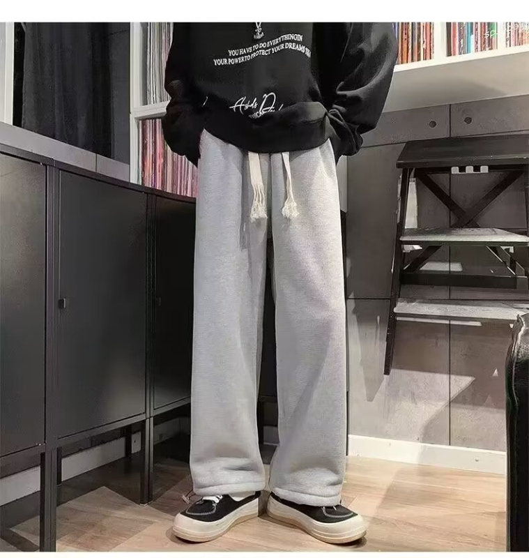 Muške zimske trenirke hlače s fleece podstavom, široke ravne nogavice, srednji pojas, remen, šnira za zatvaranje, poliesterska smjesa