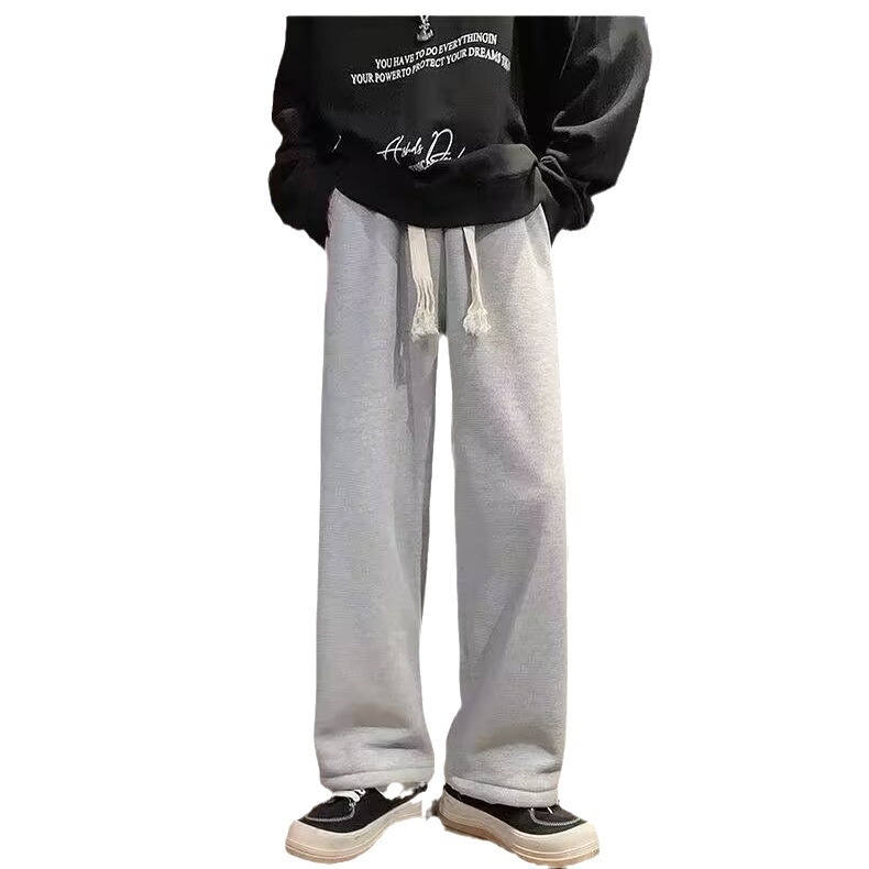 Muške zimske trenirke hlače s fleece podstavom, široke ravne nogavice, srednji pojas, remen, šnira za zatvaranje, poliesterska smjesa
