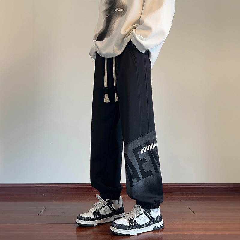 Muške fleece sportske hlače, slobodan kroj, pojas s vezicom, print s tekstom, poliester