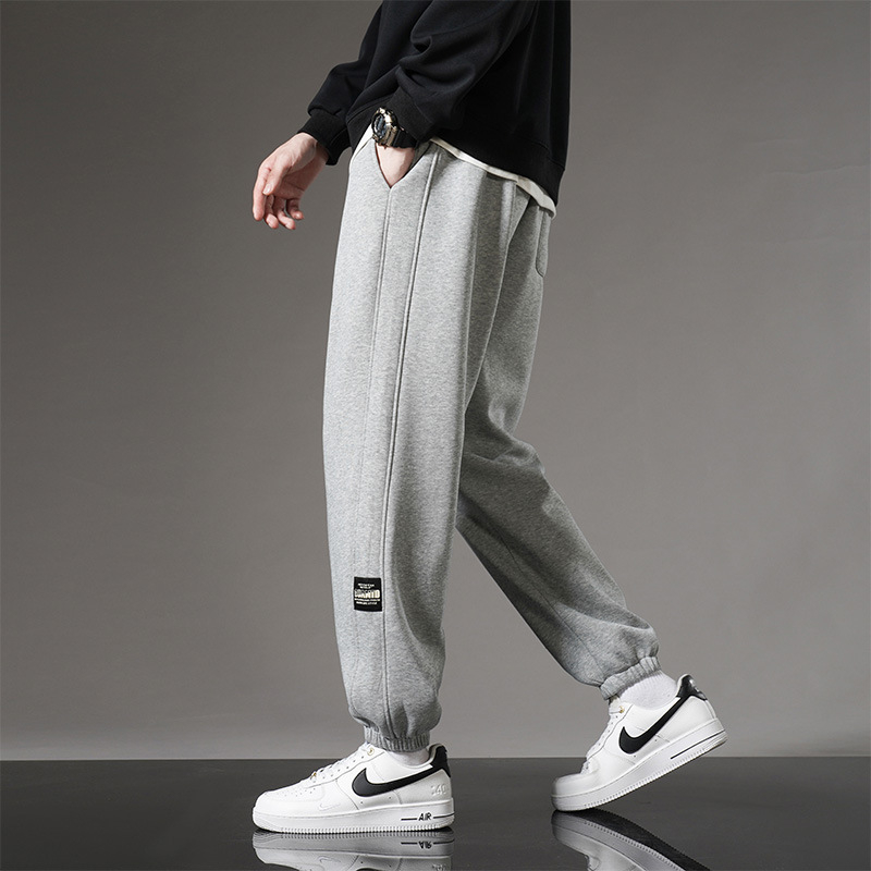 Muške pamučne hlače s fleec podstavom, srednji porast, blago šireći kroj, duljina 9/10, zatvaranje šnuralom, debela tkanina, svakodnevne sportske hlače urbanog stila