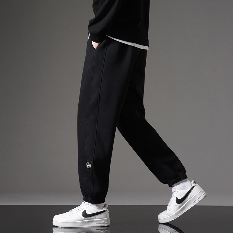 Muške pamučne hlače s fleec podstavom, srednji porast, blago šireći kroj, duljina 9/10, zatvaranje šnuralom, debela tkanina, svakodnevne sportske hlače urbanog stila