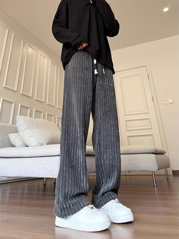 Casual sports hlače, fleece podstava, gusta pletena poliester tkanina, labav kroj s ravnim krojem, vezica za vezivanje i pojas.