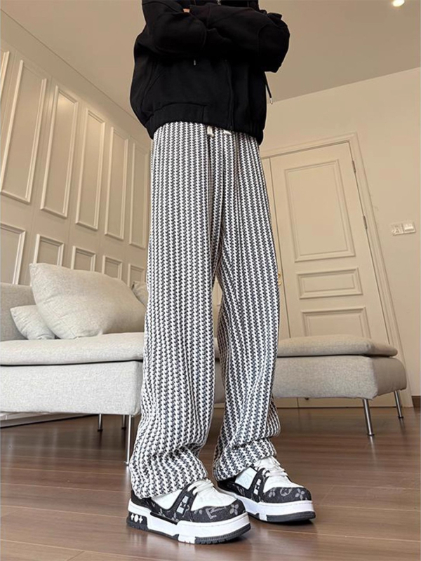 Casual sports hlače, fleece podstava, gusta pletena poliester tkanina, labav kroj s ravnim krojem, vezica za vezivanje i pojas.