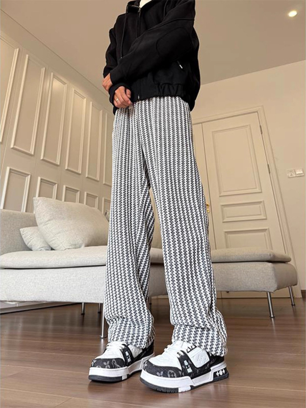 Casual sports hlače, fleece podstava, gusta pletena poliester tkanina, labav kroj s ravnim krojem, vezica za vezivanje i pojas.