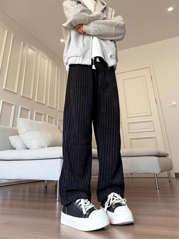 Casual sports hlače, fleece podstava, gusta pletena poliester tkanina, labav kroj s ravnim krojem, vezica za vezivanje i pojas.