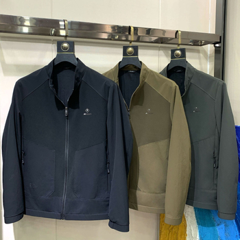 Muška jakna sa stajnim ovratnikom, zipom, prilagođeni kroj, vanjski materijal od najlonske smjese.