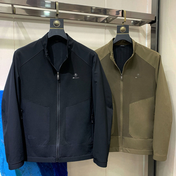 Muška jakna sa stajnim ovratnikom, zipom, prilagođeni kroj, vanjski materijal od najlonske smjese.