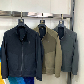 Muška jakna sa stajnim ovratnikom, zipom, prilagođeni kroj, vanjski materijal od najlonske smjese.