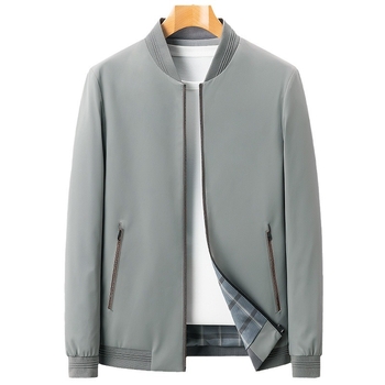 Яке с стояща яка, цип, плътно прилепващ силует, едноцветно, множество джобове, есенно мъжко външно облекло