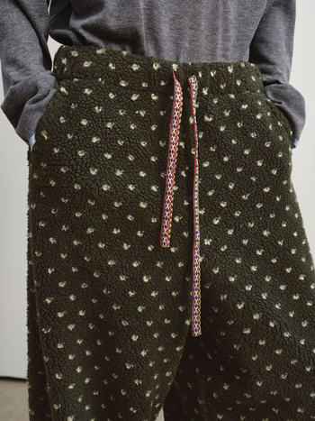 Banana hlače s niskim strukom, opuštenog kroja, debeli flis, poliester 95%+, zimsko izdanje 2025