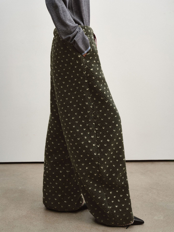 Banana hlače s niskim strukom, opuštenog kroja, debeli flis, poliester 95%+, zimsko izdanje 2025