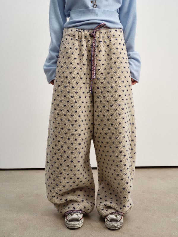 Banana hlače s niskim strukom, opuštenog kroja, debeli flis, poliester 95%+, zimsko izdanje 2025