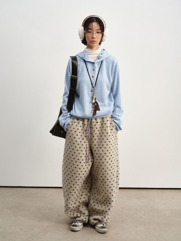 Banana hlače s niskim strukom, opuštenog kroja, debeli flis, poliester 95%+, zimsko izdanje 2025