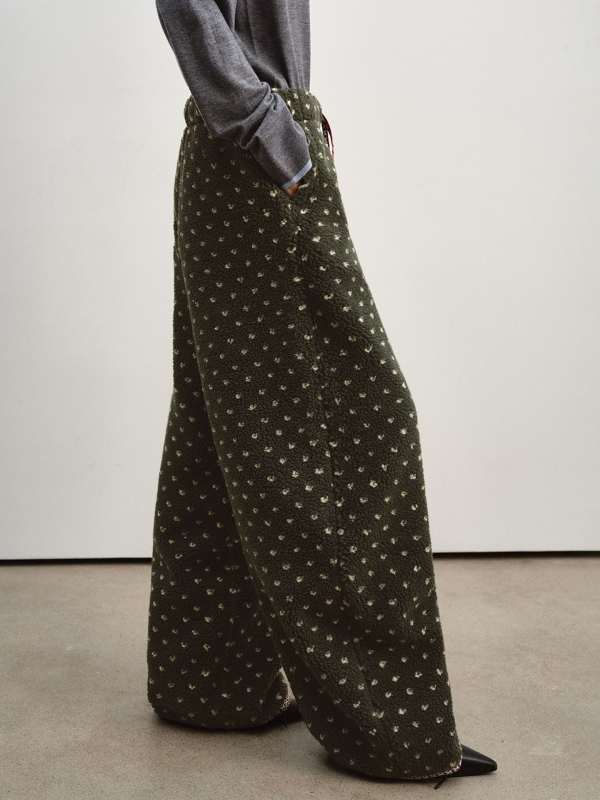 Banana hlače s niskim strukom, opuštenog kroja, debeli flis, poliester 95%+, zimsko izdanje 2025