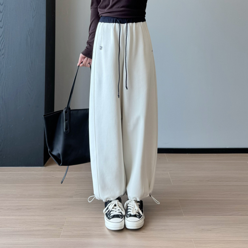 Ženske casual hlače s elastikom u struku, mješavina pamuka i poliestera (30-50% pamuka, 50-70% poliester), ravni kroj, jesen 2025