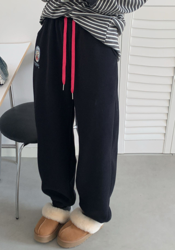 Pamukaste široke casual hlače s flis podstavom, vezenim detaljima, elastična struka, debeli materijal (pamuk, flis podstava, vezeni detalji, elastična struka, debeli materijal)
