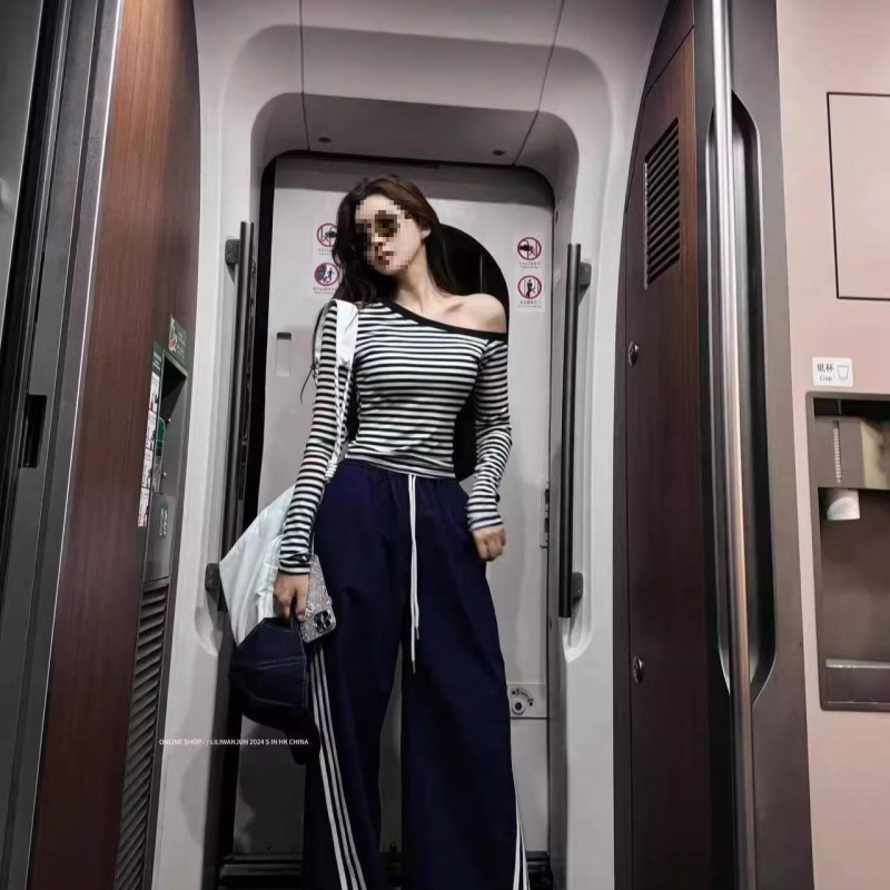 Dámske casual nohavice s vysokým pásom a rovným strihom, bočná prúžka, tkaná polyesterová látka