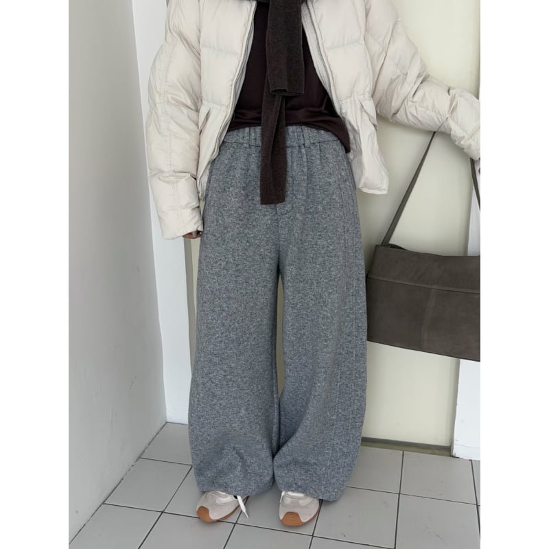 Dámske casual nohavice z polyesterovej zmesi (68% polyester, 12% akryl, 12% nylon, 5% vlna, 3% spandex); elastický pás; voľný minimalistický strih; zima 2025