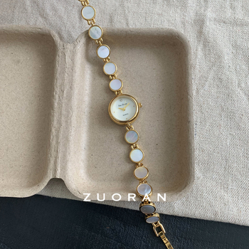 Дамски кварцов часовник с циферблат от естествена перла, кръгъл корпус, корпус и ремък от сплав, водоустойчив до 30 м