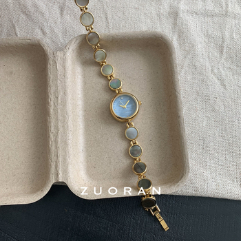 Дамски кварцов часовник с циферблат от естествена перла, кръгъл корпус, корпус и ремък от сплав, водоустойчив до 30 м