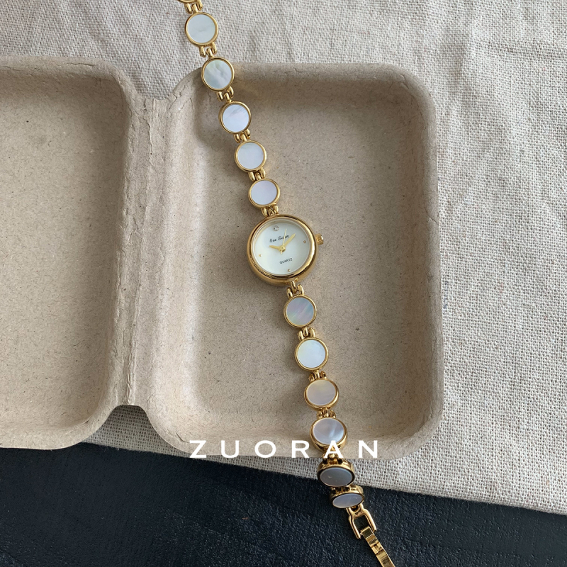 Дамски кварцов часовник с циферблат от естествена перла, кръгъл корпус, корпус и ремък от сплав, водоустойчив до 30 м