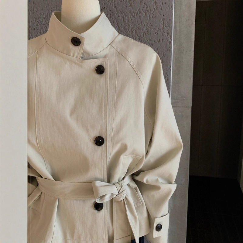 Ženski trench coat u korejskom stilu, pamuk materijal, pojas u struku, stojeći ovratnik, dugi rukavi, srednja duljina