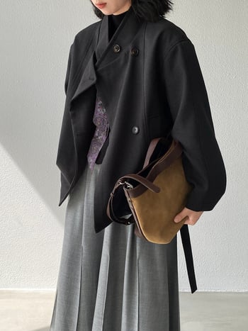 Stredne dlhá vetrovka z bavlneno-polyesterovej zmesi, jednobarevná, voľný strih, golier s half-turtleneckom, zapínanie na tri gombíky