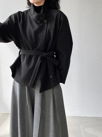 Stredne dlhá vetrovka z bavlneno-polyesterovej zmesi, jednobarevná, voľný strih, golier s half-turtleneckom, zapínanie na tri gombíky