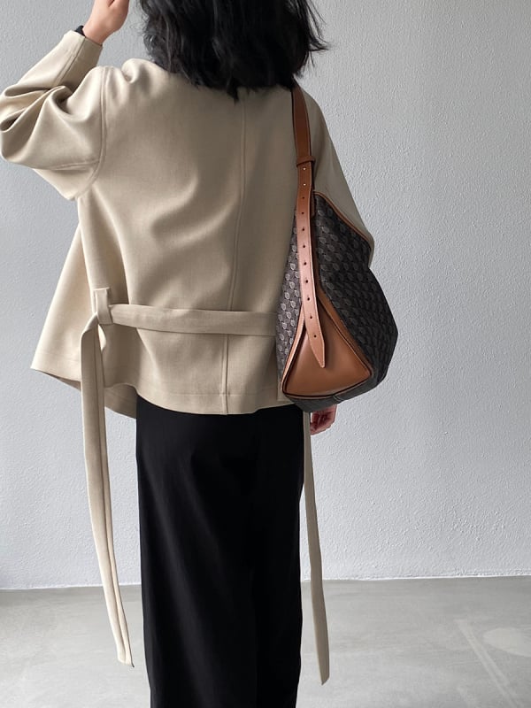 Stredne dlhá vetrovka z bavlneno-polyesterovej zmesi, jednobarevná, voľný strih, golier s half-turtleneckom, zapínanie na tri gombíky