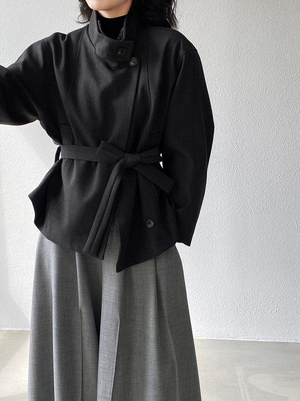 Stredne dlhá vetrovka z bavlneno-polyesterovej zmesi, jednobarevná, voľný strih, golier s half-turtleneckom, zapínanie na tri gombíky