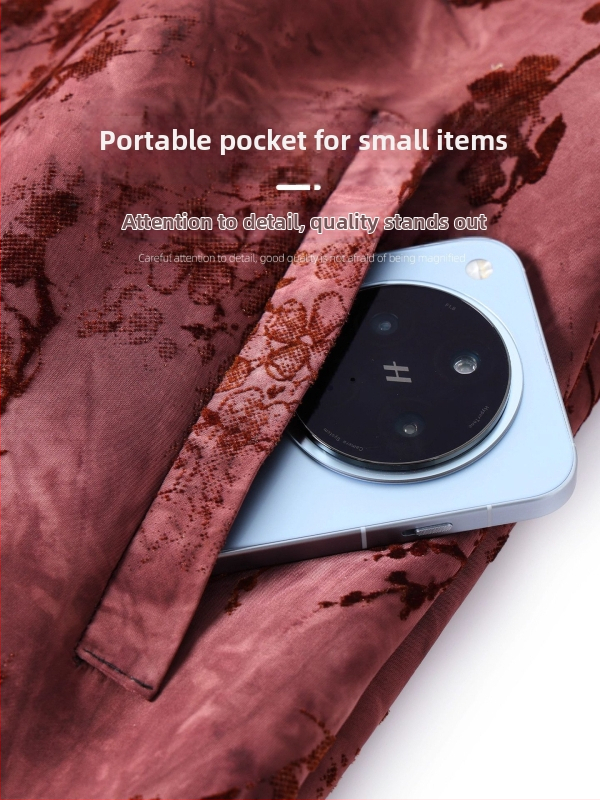 Viltotas kažokādas mētelis ar ziedu rakstu, vidēja garuma 65–80 cm, 94% poliesters + 6% elastāns, bez gludināšanas