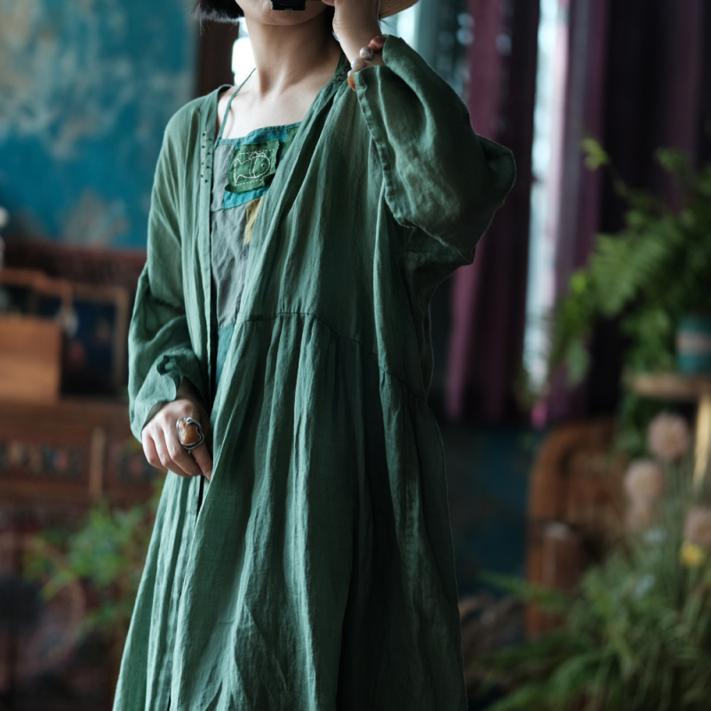 Geacă de damă din ramie, croială lejeră, lungime lungă, fără guler, mâneci lungi, stil literar retro.