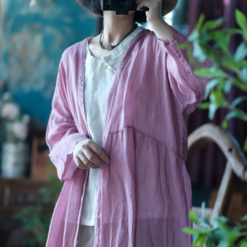 Geacă de damă din ramie, croială lejeră, lungime lungă, fără guler, mâneci lungi, stil literar retro.