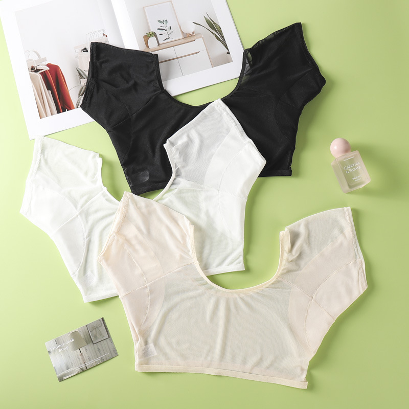 Camisole poliészterből áttetsző hálós panellel, hónalj alatti nedvszívó betétek, gyorsan száradó poliészter anyag (80-90% poliészter)