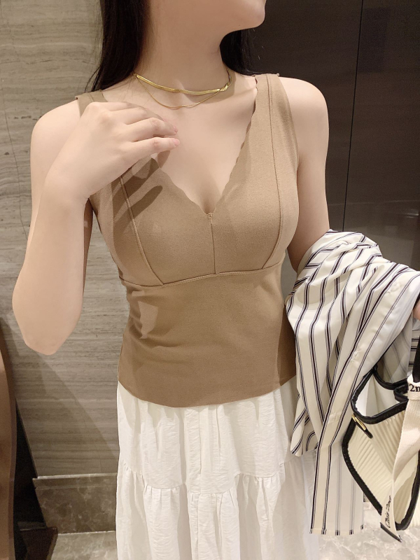 Termálna vesta pre ženy s integrovanými pohárikmi, fleecová podšívka, hrubý polyesterový materiál (201–250 g/m²), 90–95% polyester, V výstrih