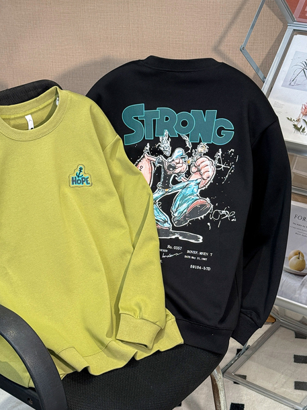 Ανδρικό φούτερ από βαμβάκι με επένδυση φλίς, στρογγυλό λαιμό, μακριά μανίκια, κεντημένο σχέδιο καρτούν