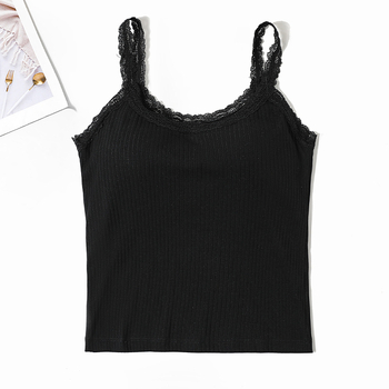 Medvilninė camisole su krūties įdėklais, apvalus kaklo iškirptė, nėrinių detalės, siauras kirpimas — 90–95% medvilnė, vidutinio tankio audinys 181–200 g/m²