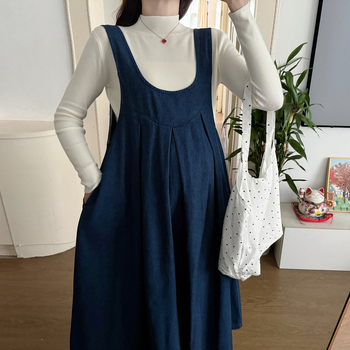 Set za trudnice za jesen: denim haljina s naramenicama i pleteni gornji dio, udoban kroj