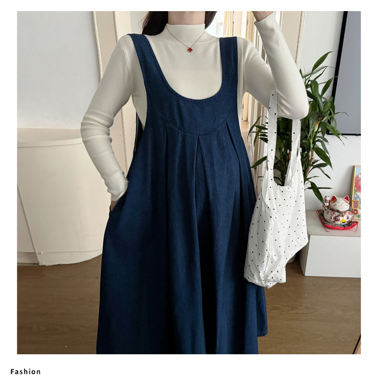 Set za trudnice za jesen: denim haljina s naramenicama i pleteni gornji dio, udoban kroj
