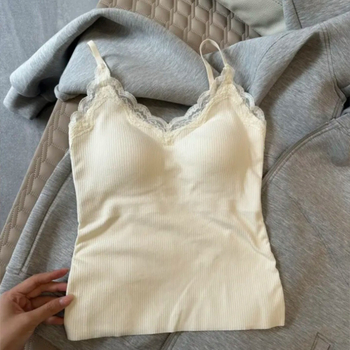 Beépített melltartókosaras hőszigetelő mellény, V-nyakú, egyrétegű, 90–95% poliészter, közepes vastagság 181–200 g/m², melegen tart