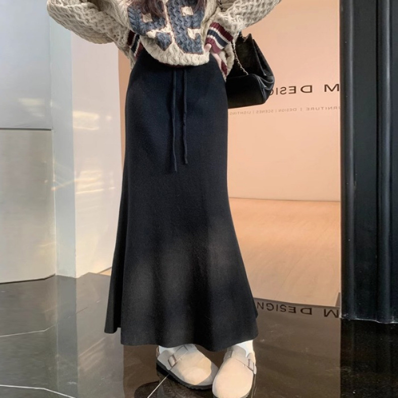 Trudnička sirena suknja od pletene kašmir mješavine 30–50%, spandeks <30%, duga, visoka elastičnost.